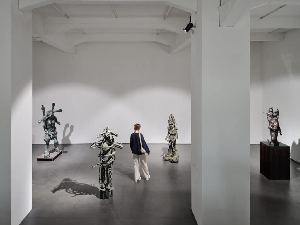 Ausstellungsansicht „Daniel Spoerri: Ich liebe Widersprüche. Im Dialog mit Werken aus der Sammlung Falckenberg” © Deichtorhallen Hamburg, Foto: Henning Rogge