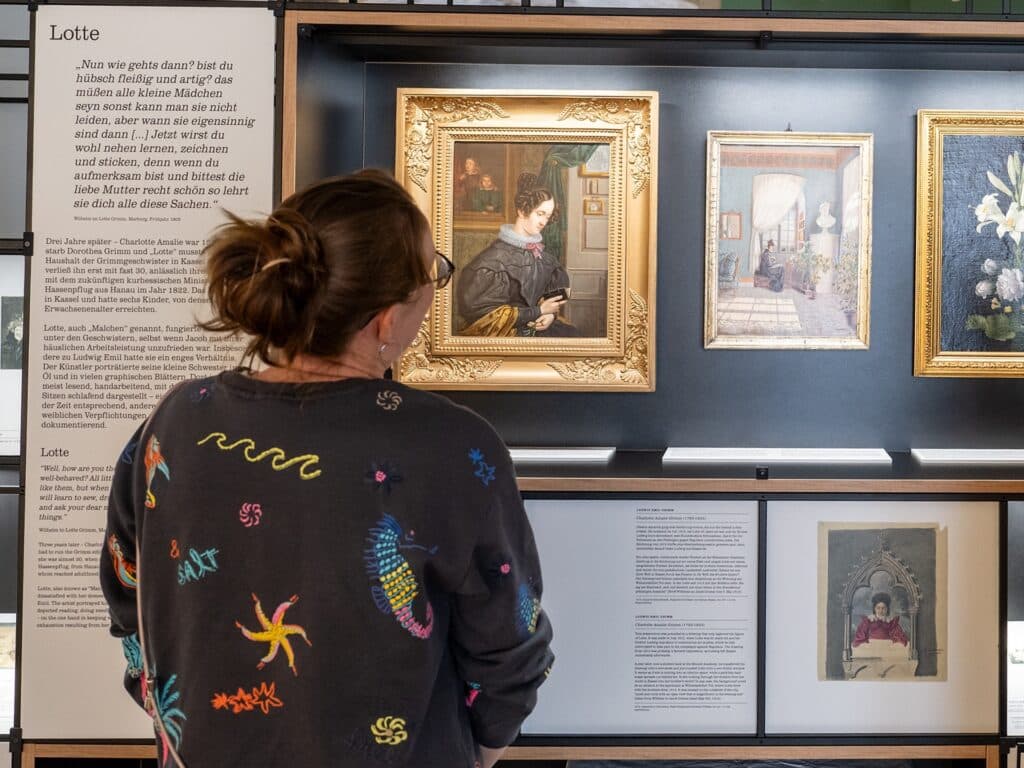 Blick in die Ausstellung „Wurzeln und Flügel – Die Brüder Grimm und Steinau“ © SG, Stefan Schmitt