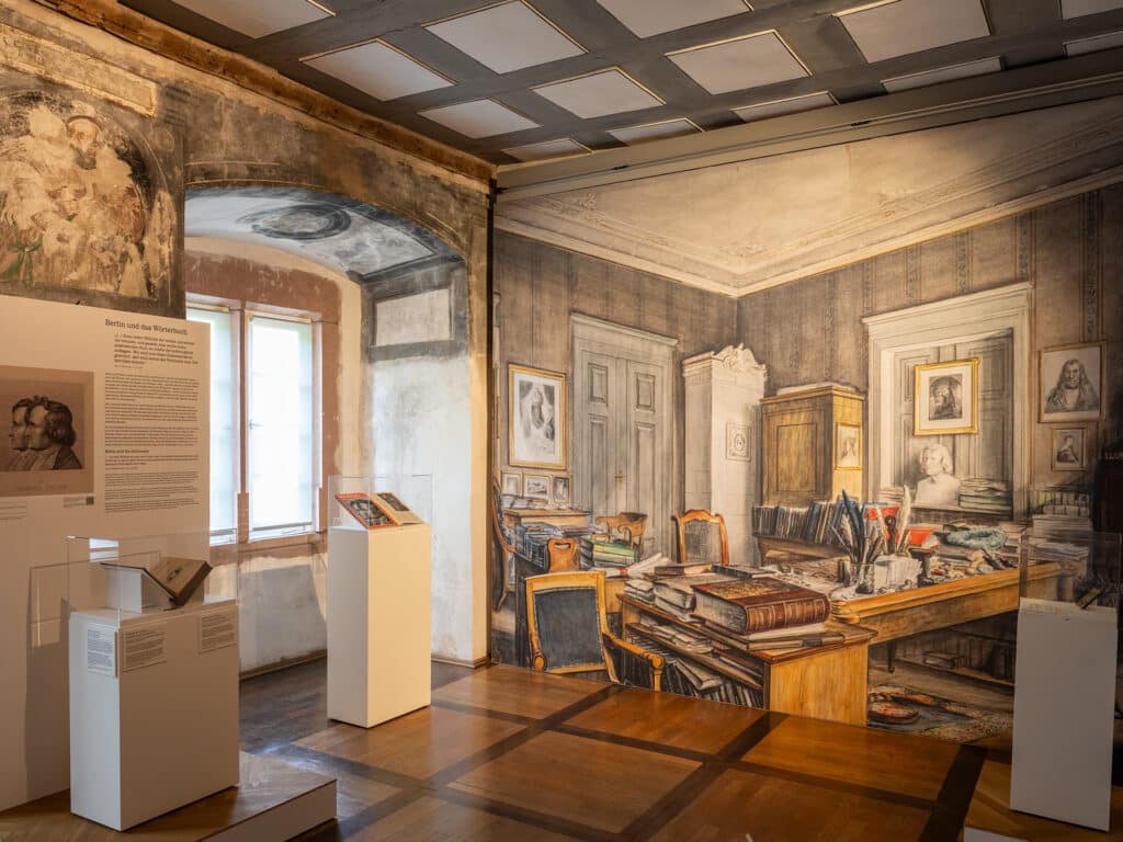 Blick in die Ausstellung „Wurzeln und Flügel – Die Brüder Grimm und Steinau“ © SG, Stefan Schmitt