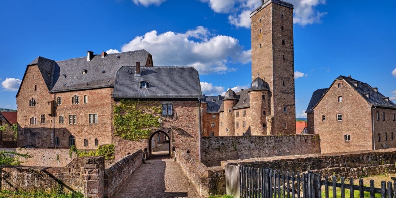 Staatliche Schlösser und Gärten Hessen: Neue museale Präsentationen auf Schloss Steinau an der Straße