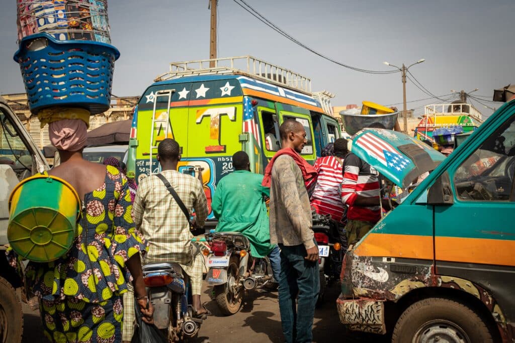 Straßenszene mit bemalten Sotrama-Kleinbussen, Bamako, Mali, 2024, Fotografie © Abdoul Karim Diallo