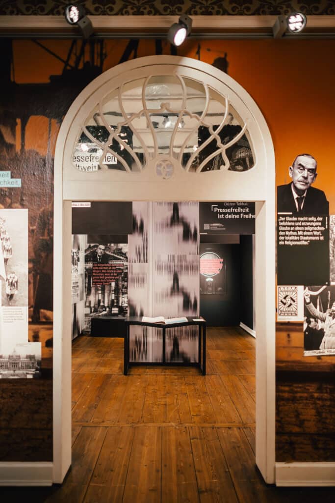 Ausstellungsansicht „Meine Zeit” Buddenbrookhaus © Leevke Draak
