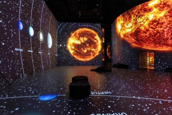 Port des Lumières Hamburg, Kosmos, die immersive Reise ins All © Culturespaces / FabijanVuksic