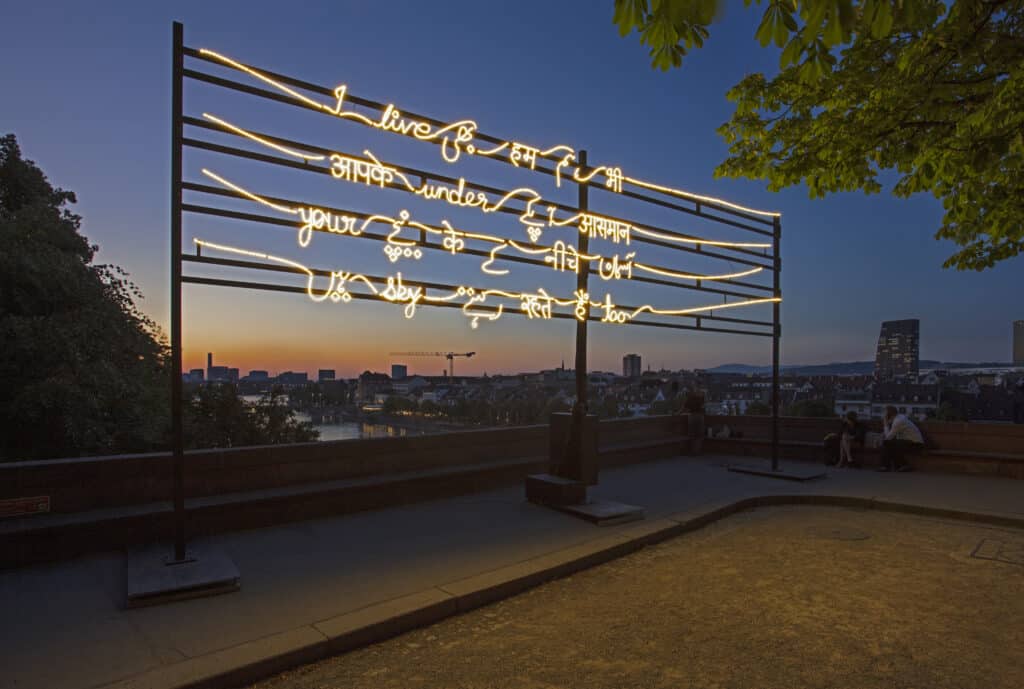 Shilpa Gupta Under Your Sky, too, 2004 - laufend zeitbasierte Lichtinstallation © Shilpa Gupta, courtesy die Künstlerin und neugerriemschneider, Berlin, Foto Sebastiano Pellion di Persano