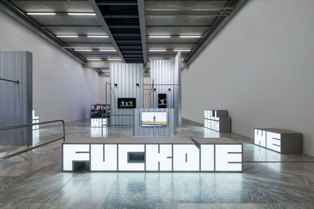 Hito Steyerl, Hell Yeah We Fuck Die, 2016 Videoinstallation (Edition 6/7) © kunst-dokumentation.com/MAK