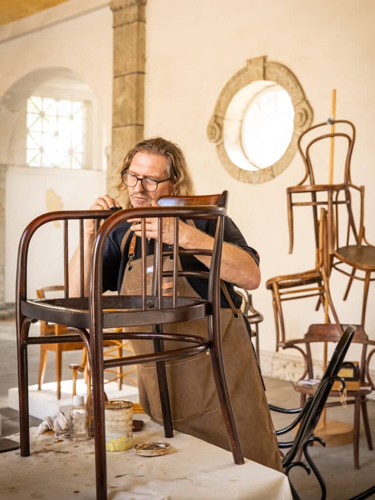 Restauratorinnen und Restauratoren arbeiten direkt vor Ort historische Möbel, Gemälde und Tapeten auf. 