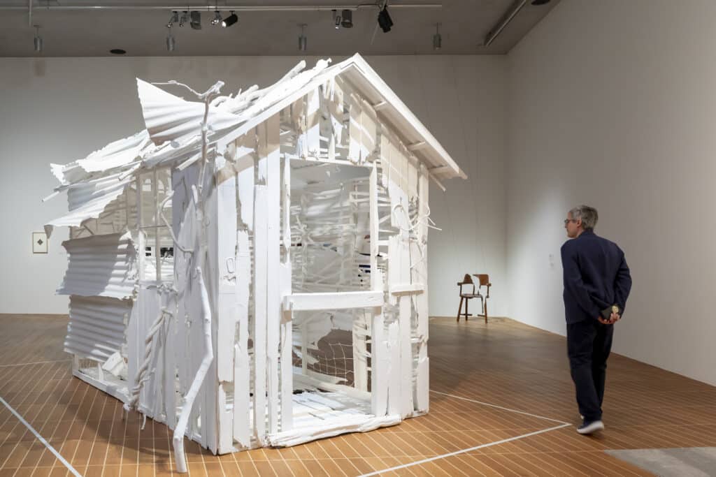 Rachel Whiteread, Poltergeist, 2020, Wellblech, Buche, Kiefer, Eiche,, Haushaltsfarbe und Mischtechnik, Fondation Beyeler, Riehen/Basel, Foto: Robert Bayer, Basel