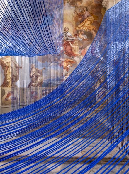 Renate Krammer, floating lines, 2025, acrylic glass, cotton, nylon, approx. 450 x 370 x 420 cm (detail), photo: Renate Krammer © Bildrecht, Vienna 2025