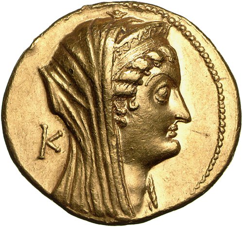 Arsinoë II. Aus purem Gold besteht diese Münze mit dem Porträt der ägyptischen Königin Arsinoë II. Philadelphos. © Staatliche Münzsammlung München