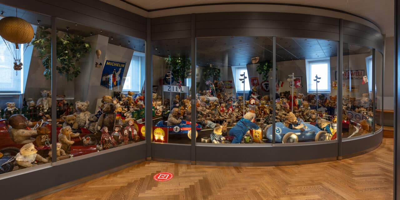 Spielzeug Welten Museum Basel: Weihnachtsengel mit Flügelschlag und Glockengeläut
