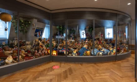 Spielzeug Welten Museum Basel: Weihnachtsengel mit Flügelschlag und Glockengeläut