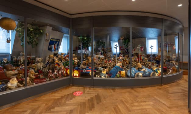 Spielzeug Welten Museum Basel: Weihnachtsengel mit Flügelschlag und Glockengeläut