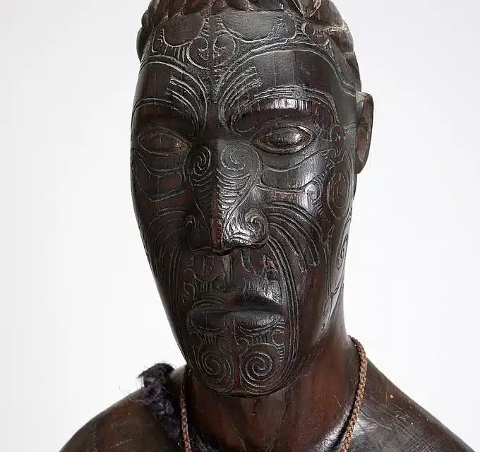 Museum der Fünf Kontinente München: He Toi Ora. Beseelte Kunst der Māori