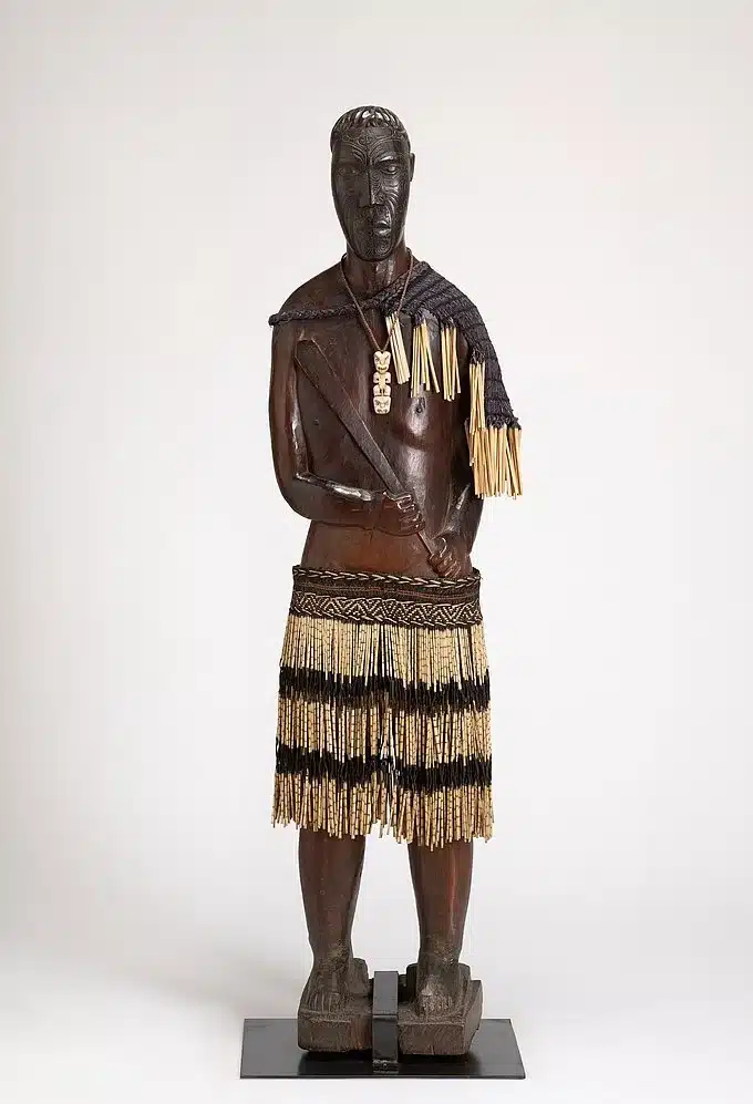 Pfostenfigur Tāwhaki, Toatoa-Holz, Höhe 168 cm, ca. 1880, Kauf von Ludwig Bretschneider, 1965, © Museum Fünf Kontinente. Foto: Nicolai Kästner