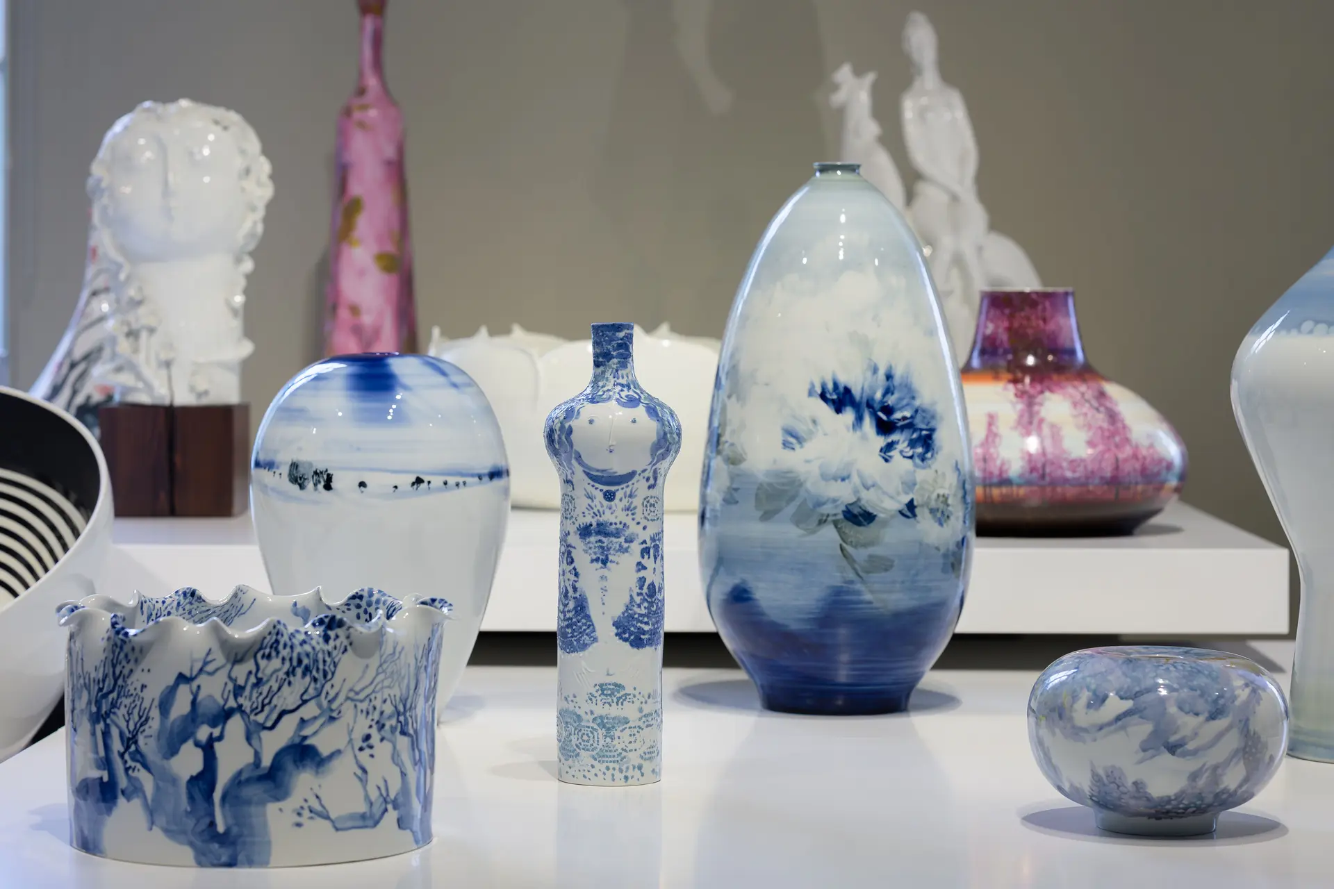 Ausstellungsansicht "Die Blauen Schwerter - Meissen in der DDR" im Japanischen Palais Dresden © Staatliche Kunstsammlungen Dresden, Foto: Grit Doere