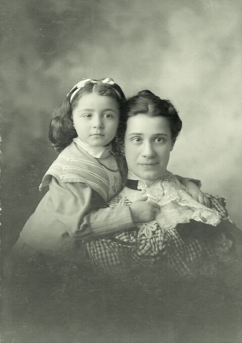 Pauline Winternitz mit ihrer Tochter Rose, © Privatarchiv Roger Waldinger