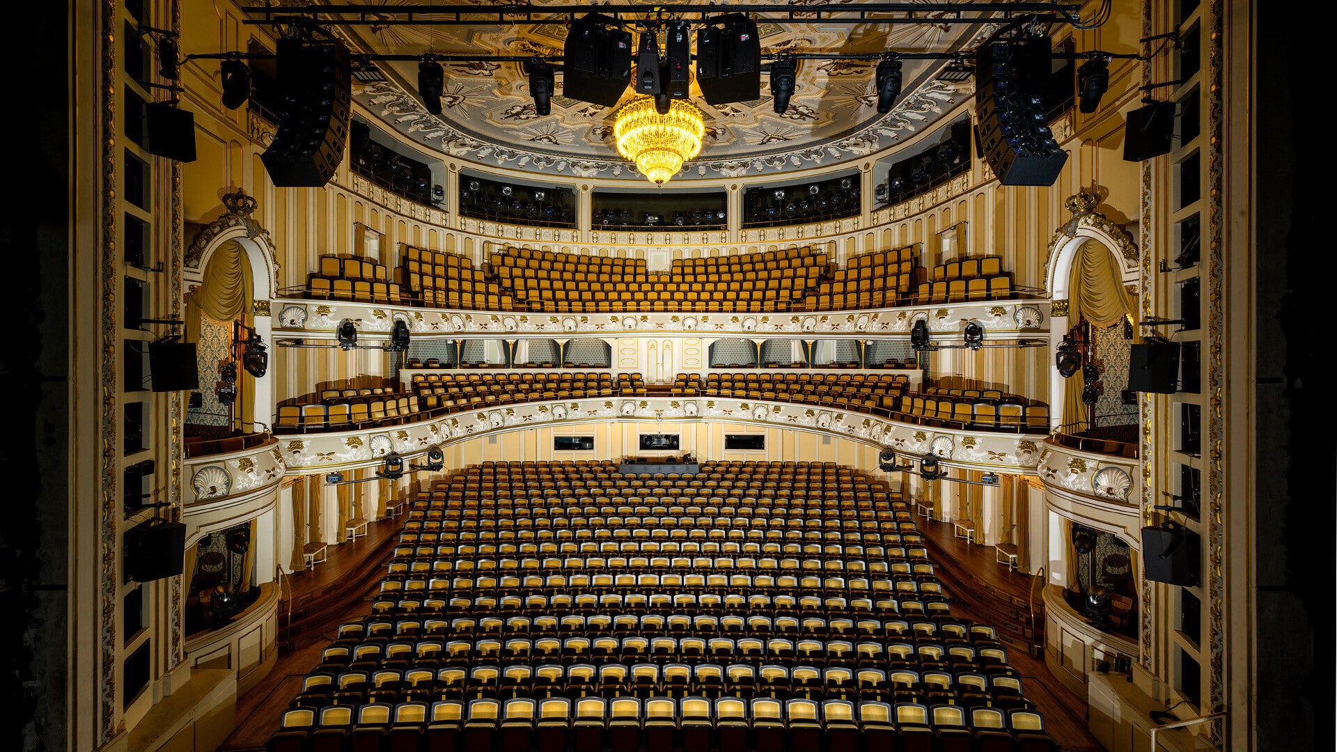 Staatsschauspiel Dresden, stage and auditorium © Photo: Sebastian Hoppe
