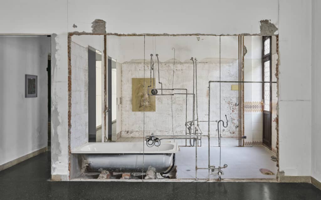 Tolia Astakhishvili, my emptiness, 2025, Segmentierte Wände, freigelegte Rohre, Badewanne, Maße variabel of other spaces, 2025, Segmentierte Wände, SpiegelMaße variabel I have to tell you my dream before I wake up too much, 2018—2024 Acryl, Öl, Leinwand, Maka Sanadze, untitled, Bearbeitete Magazinseiten, Courtesy the artist, Nicoletta Fiorucci Foundation and LC Queisser, Tbilisi, Köln, Foto: Tolia Astakhishvili Studio