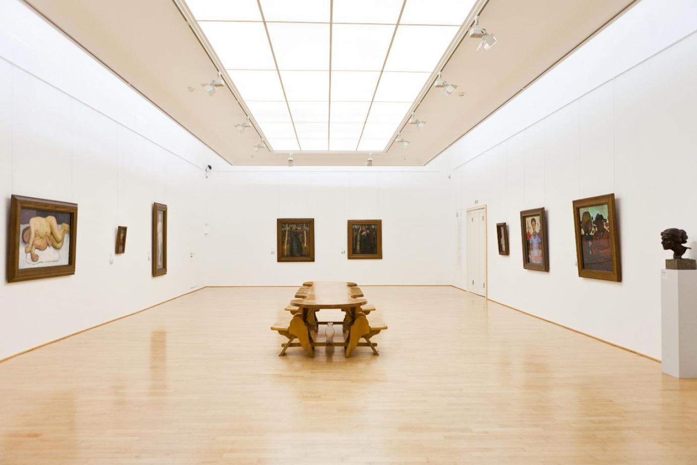 Ausstellungssaal im Paula Modersohn-Becker Museum mit Hoetger Tisch © Foto: freiraumfotografie, Bremen