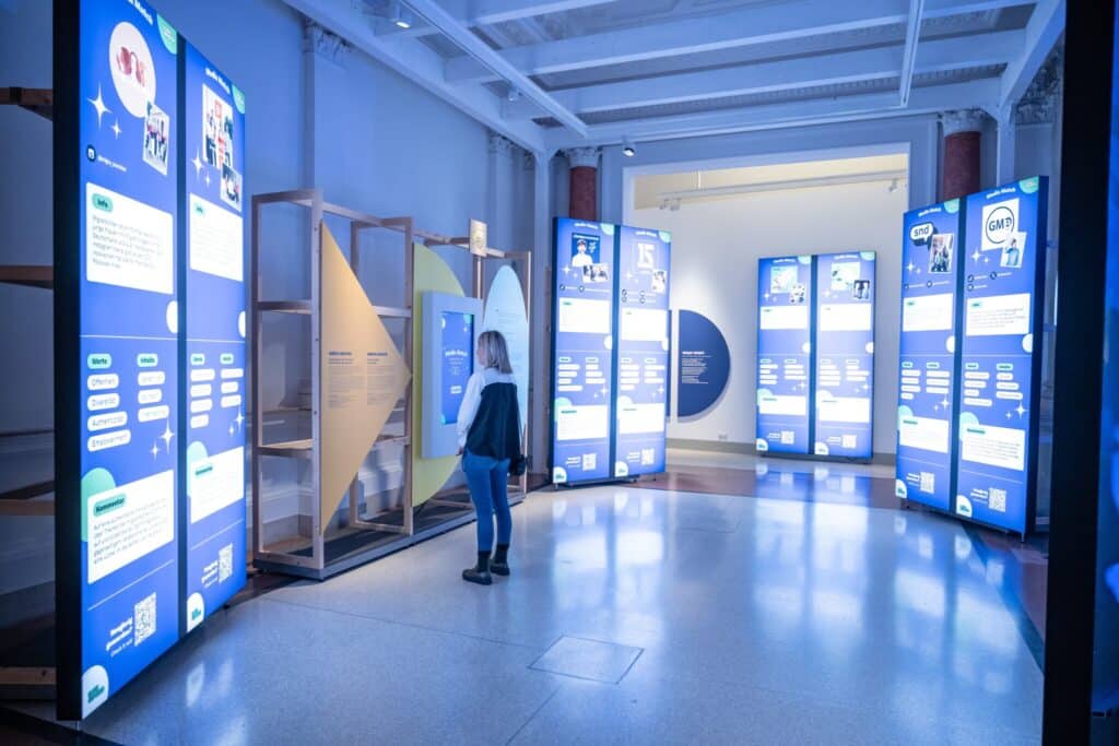 Blick in die Ausstellung „NACHRICHTEN – NEWS” © Museum für Kommunikation Frankfurt