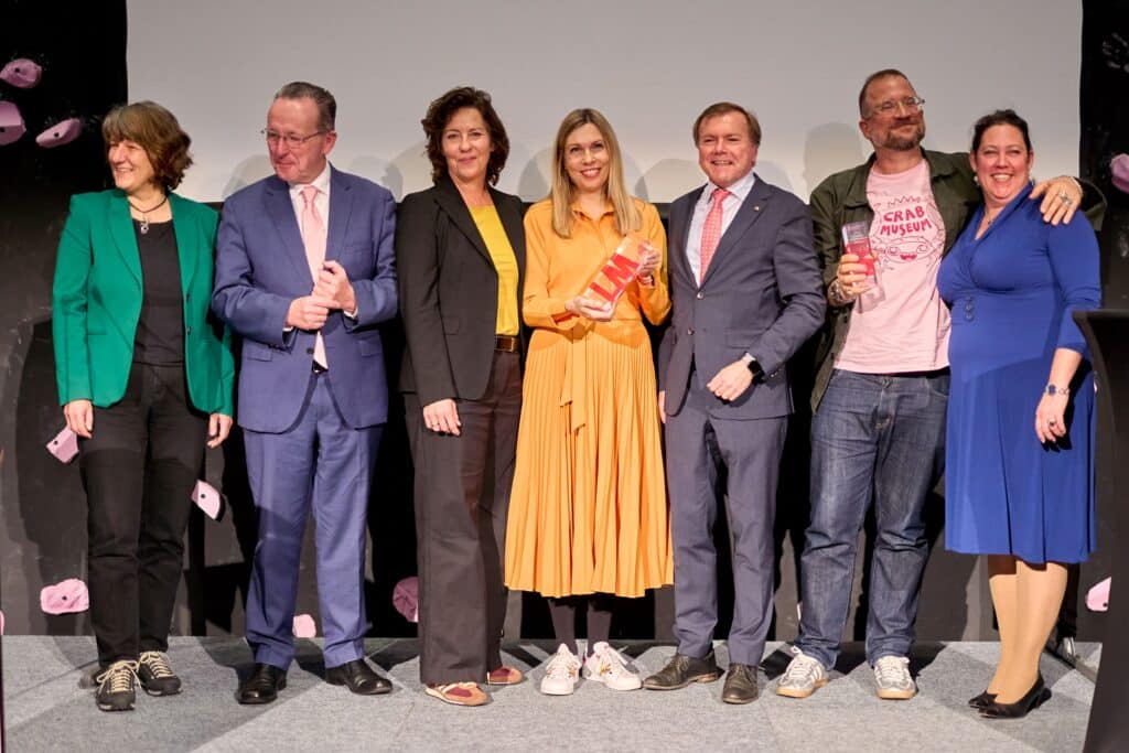  Gewinner des Lotto-Museumspreises 2025 in der Städtischen Galerie Karlsruhe © Bruno Kelzerv.l.n.r.: Dr. Gisela Splett, Aufsichtsratsvorsitzende von Lotto Baden-Württemberg; Dr. Albert Käuflein, Bürgermeister von Karlsruhe; Sabine Mücke, Präsidentin des Museumsverbandes Baden-Württemberg e.V.; Stefanie Patruno, Direktorin der Städtischen Galerie Karlsruhe; Paul Nemeth, Geschäftsführer von Lotto Baden-Württemberg; Dr. Christian Baudisch, Leiter des Deutschen Fleischermuseums; Martina Meyr, Vizepräsidentin des Museumsverbands Baden-Württemberg e.V.