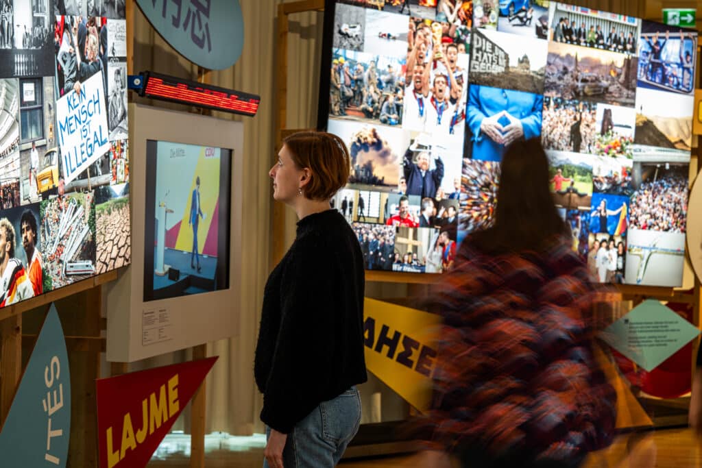 Blick in die Ausstellung „NACHRICHTEN – NEWS” © Museum für Kommunikation Frankfurt