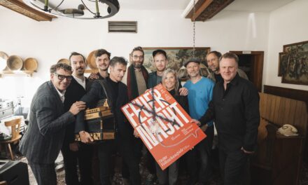 „Feuernacht“ – Die Tiroler Volksschauspiele 2026 öffnen ein neues Kapitel der Erinnerung.