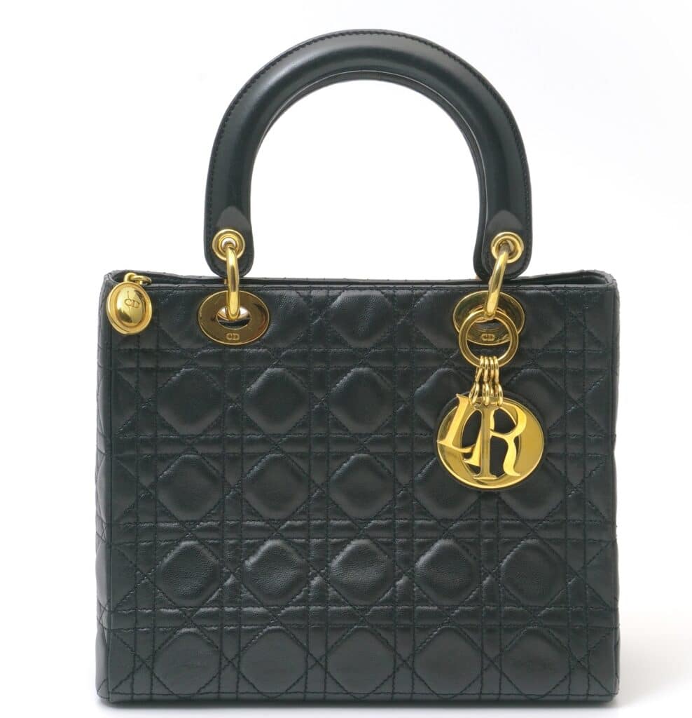 Handtasche „Lady Dior“, 1995, Gianfranco Ferrè, Leder, geprägt, Foto: Benedikt Feser, Knauf-Museum Iphofen