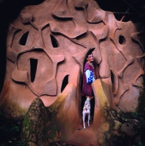 Susanne Wenger at the entrance to the Ilé Alájere and Ọbàtálá shrines in the sacred grove of Ọ̀ṣun Òṣogbo, Nigeria Photo: Gerhard Merzeder / Susanne Wenger Foundation