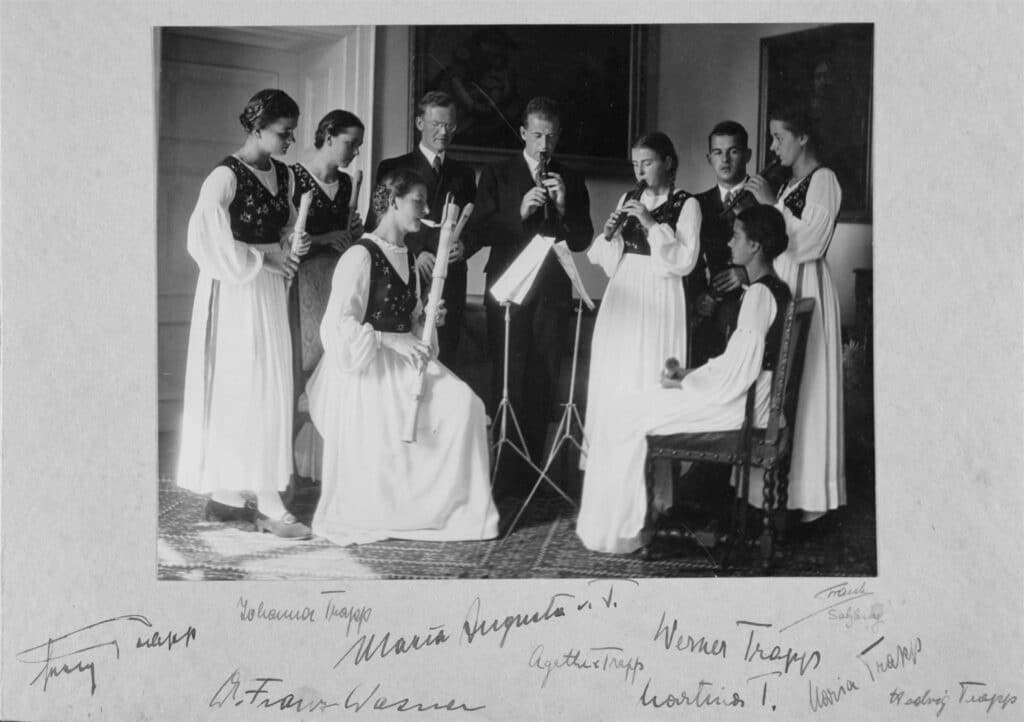 Robert Traub (1886–1959), Die musizierende Familie von Trapp und Hauskaplan Dr. Franz Wasner, Porträt, Um 1937, Fotoabzug auf Papier © Salzburg Museum
