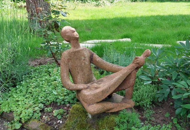 Im Garten des Atelierhauses eine wunderschöne Plastik © Atelierhaus Rauschhuber