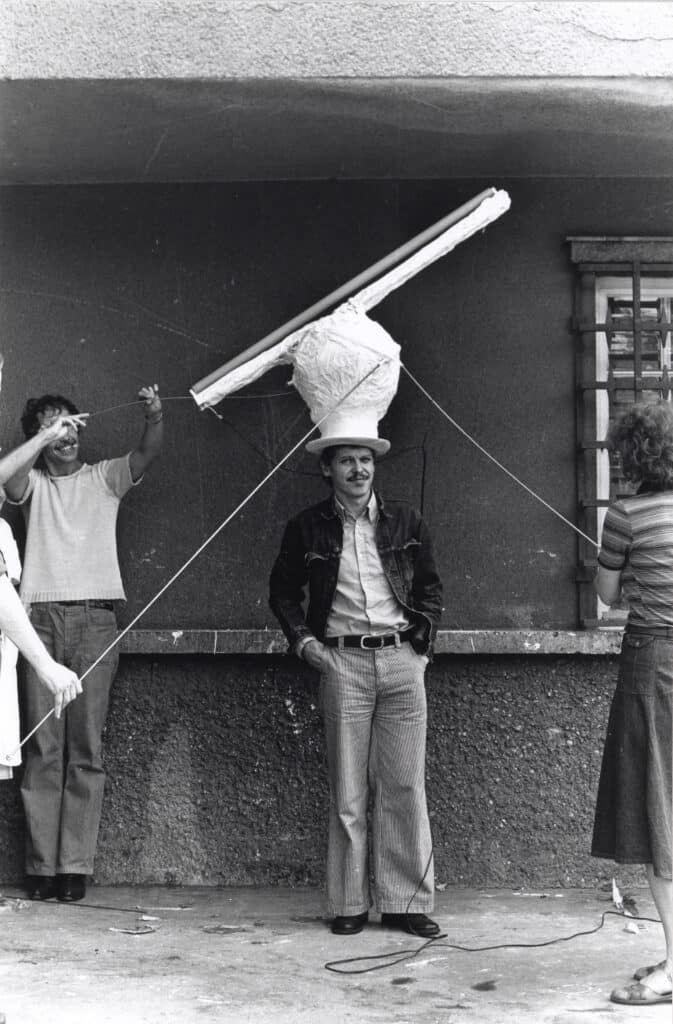 Franz West, Friedl_Kubleka, Fotoarchiv zu Franz West der Galerie Peter Pakesch1975, Reinhard Priessnitz mit Paßstück und Franz West, Foto: Birgit und Peter Kainz, Wien Museum © Bildrecht, Wien 2025