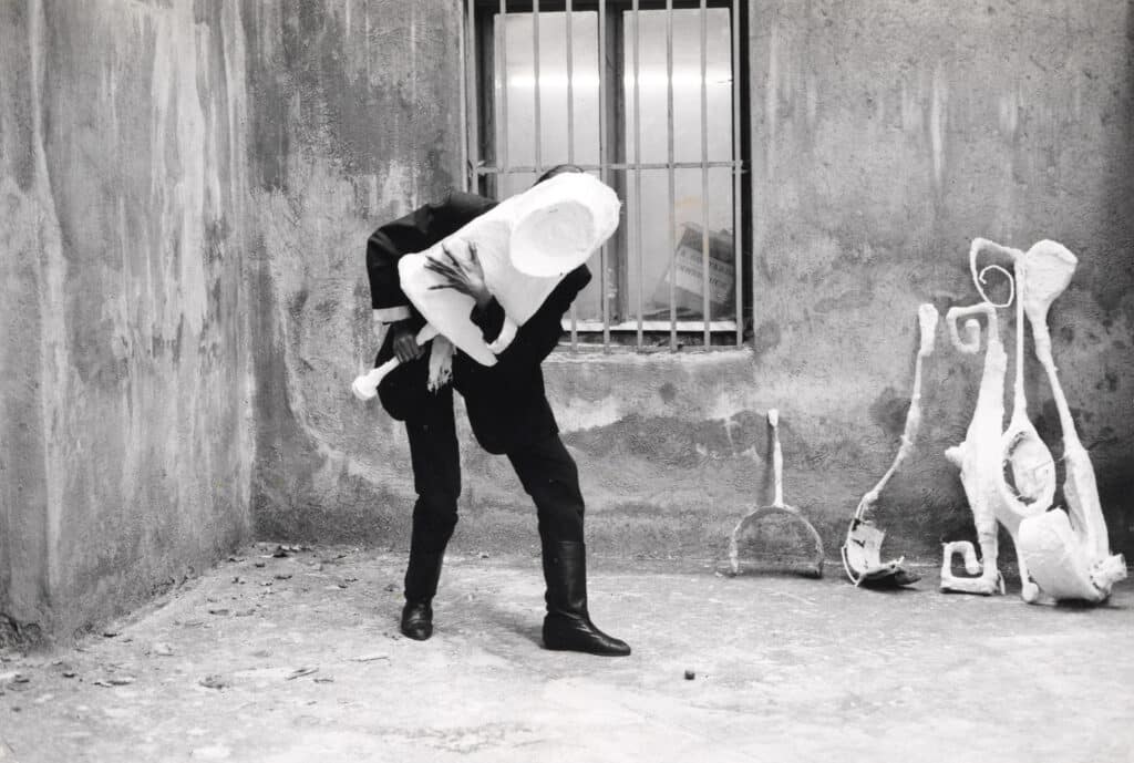 Franz West, Wolfgang_Woessner, Fotoarchiv zu Franz West der Galerie PeterPakesch 1975, Lisa de Cohen mit Paßstück, Foto: Birgit und Peter Kainz, Wien Museum