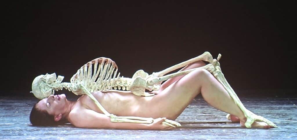 Marina Abramović, Nude with Skeleton, Performance für Video, Belgrade, 2002-2005© Marina Abramović, Courtesy der Marina Abramović Archives / VG Bild-Kunst, Bonn 2026, Foto: Attilio Maranzano