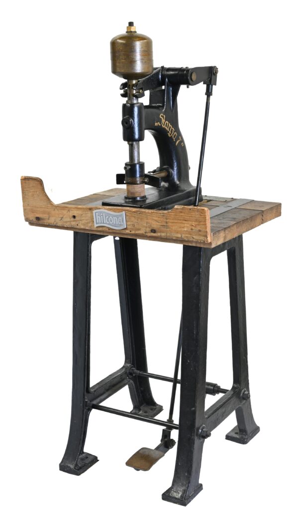 Dosenstanzmaschine, 1940er Jahre,Liechtensteinisches Landesmuseum, Dauerleihgabe Hilcona AG, Schaan; Foto Sven Beham