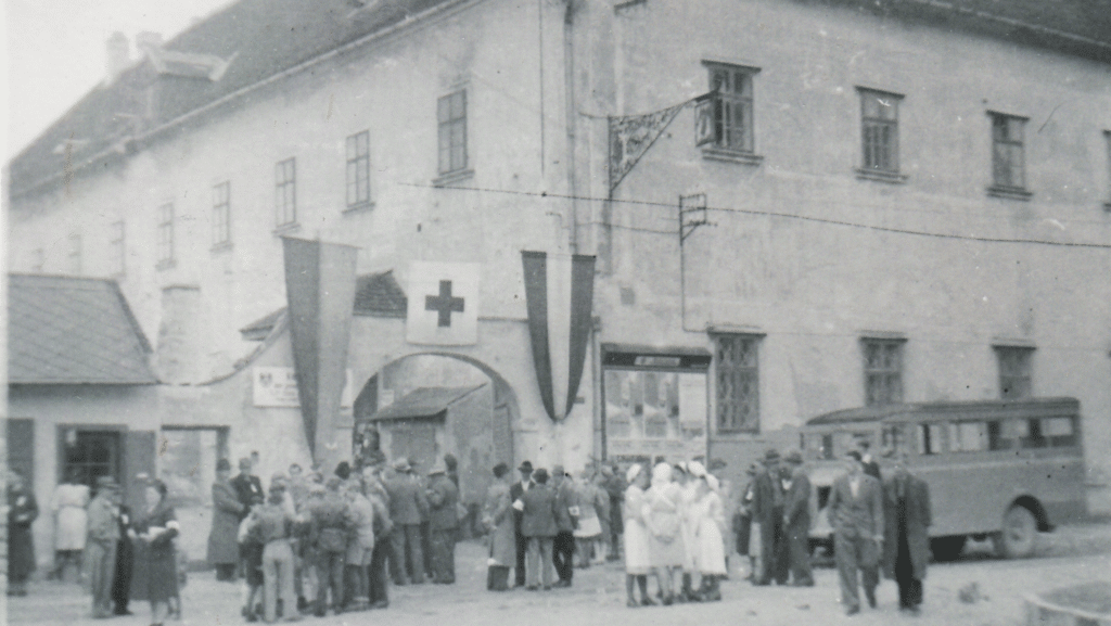 Nach dem Zweiten Weltkrieg war das Rote Kreuz maßgeblich am Aufbau des Rettungswesens im Burgenland beteiligt. 1948 wurden dem Landesverband in Eisenstadt im Rahmen eines feierlichen Aktes 14 Krankentransportwagen übergeben.