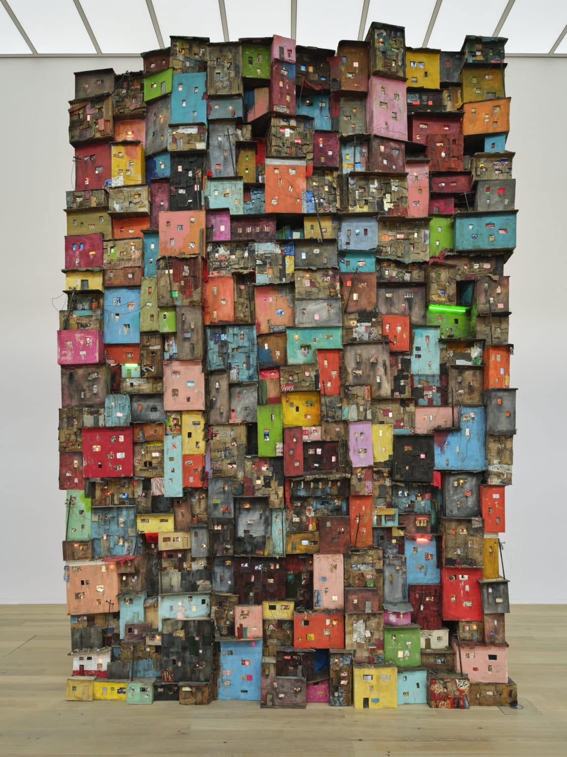 Tracey Snelling, One Thousand Shacks, 2016, Mixed Media Installation mit Video, 475 x 310 x 40 cm, Ausstellungsansicht, Räume hautnah, 2024, Courtesy die Künstlerin, © Draiflessen Collection, Mettingen, Foto: Henning Rogge
