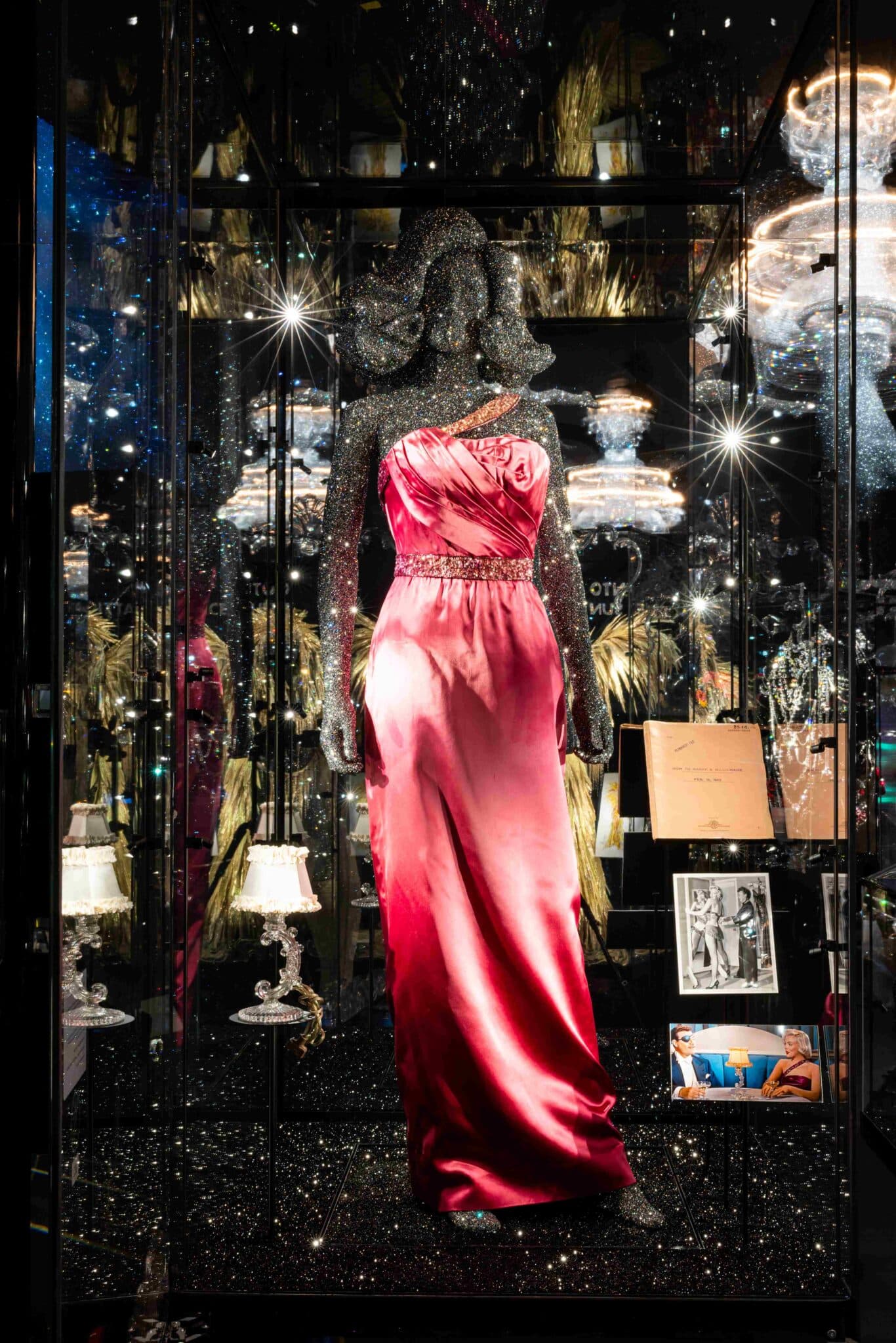 Dieses Satinkleid trug Marilyn Monroe im legendären Hollywood-Film „Wie angelt man sich einen Millionär?". © Swarovski Kristallwelten