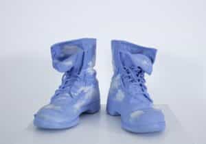 Geoffrey Hendricks, Sky Boots II, 1990, Acryl auf LederschuhenFoto: © Heinrich W. Risken Stiftung