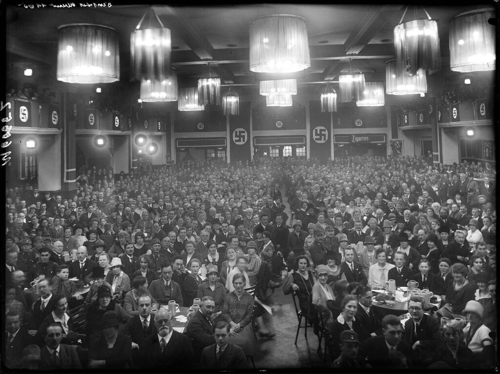 NSDAP-Veranstaltung im Münchner Bürgerbräukeller, 1920er Jahre © National Archives and Records (USA)