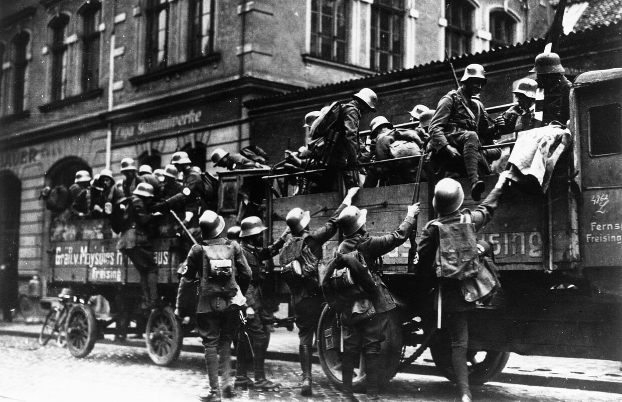 Stoßtrupp Hitler während des Hitler-Putsches in München, 9. November 1923 © Heinrich Hoffmann/Bayerische Staatsbibliothek