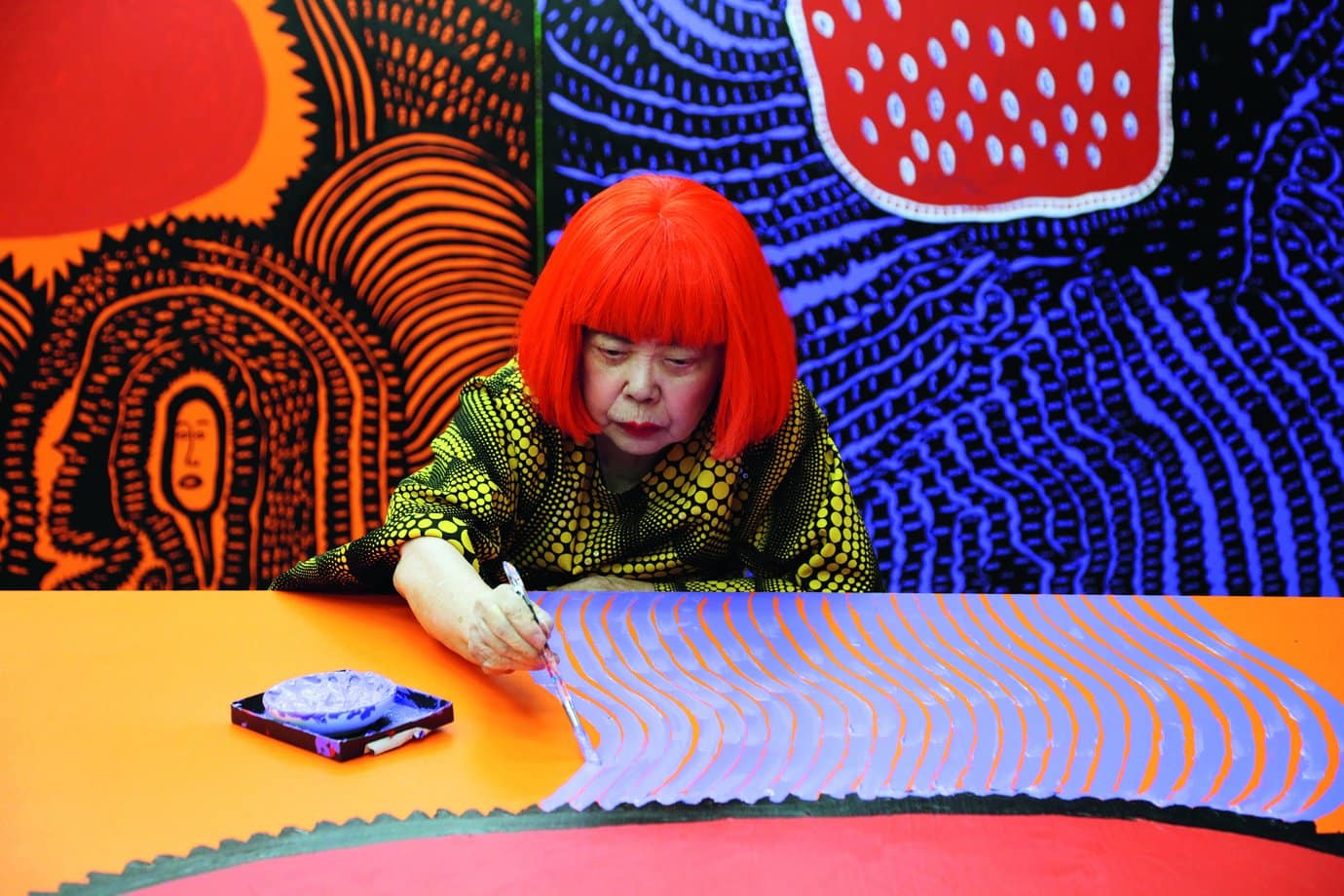 Yayoi Kusama bei der Arbeit an My Eternal Soul (2009–21), 2017 © YAYOI KUSAMA, Courtesy of Ota Fine Arts, David Zwirner © YAYOI KUSAMA Courtesy of Ota Fine Arts, David Zwirner