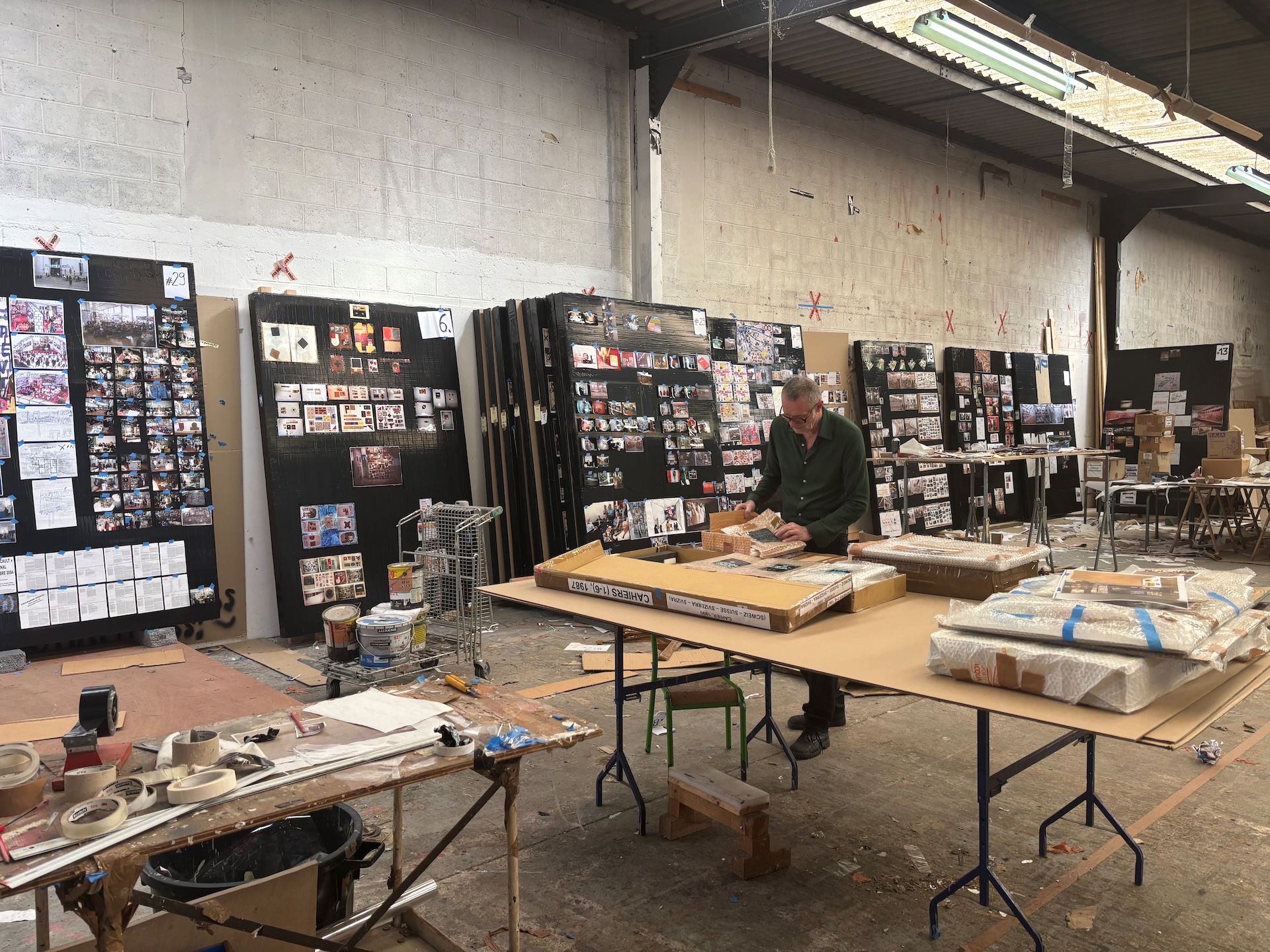 Thomas Hirschhorn in seinem Atelier in Paris mit der Arbeit My Atlas, 2025Foto: Bündner Kunstmuseum 