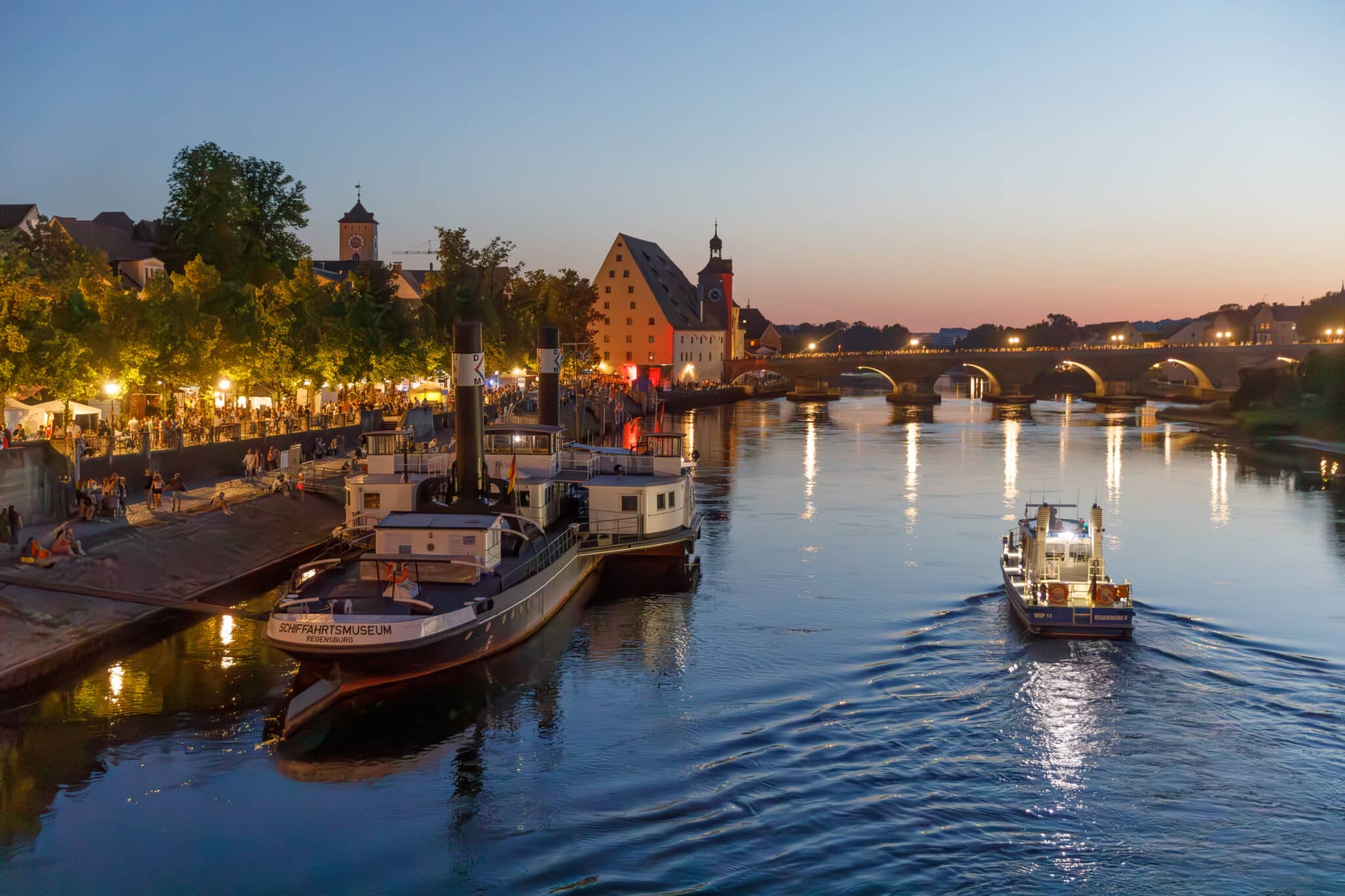 Regensburg pulsiert bei Nacht © Stefan Effenhauser