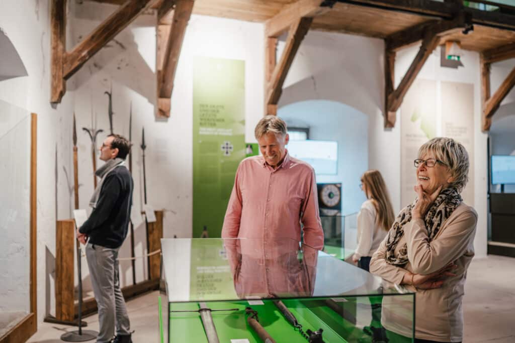 Blick in die Ausstellung „Burgzeiten“ © Salzburger Burgen und Schlösser