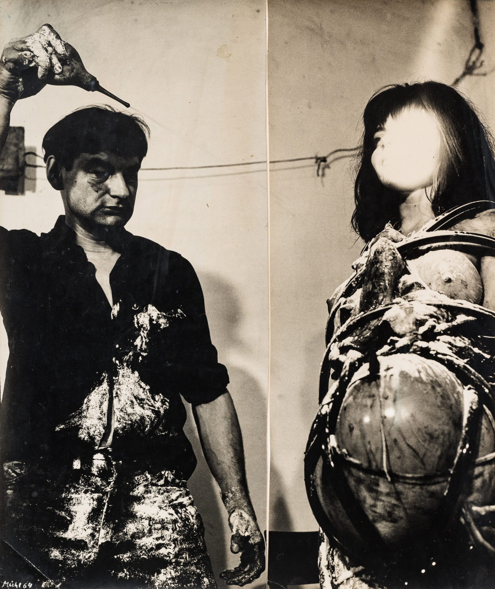 Otto Muehl, Material Action No. 7: Umbilical Cord – Depiction of a Birth, May 16, 1964Muehl Apartment, Obere Augartenstraße 14a/29, 1020 Wien, mit Gertrude Eder s/w, Fotografie, Foto: Ludwig Hoffenreich, WIENER AKTIONISMUS MUSEUM Sammlung, Foto: WIENER AKTIONISMUS MUSEUM / Manuel Carreon Lopez © Bildrecht, Wien 2026