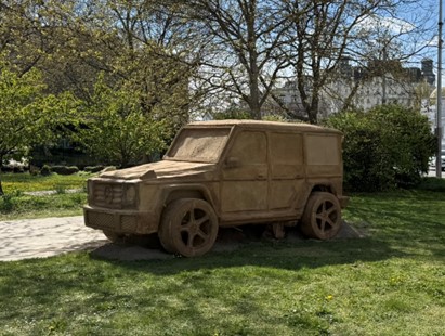 MAAAAASHxxx von Folke Köbberling – wenn ein SUV zerfällt und wieder Teil der Umwelt wird. Foto: Julia Weigl-Wagner