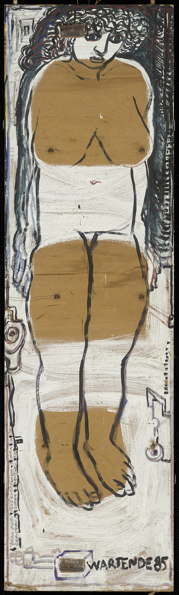 Annemirl Bauer, Wartende (Frau auf weggeworfener Schranktür / Gefunden auf dem Berge Prenzlau), 1985, Mischtechnik auf Holz, Annemirl Bauer Archiv © VG Bild-Kunst, Bonn 2025. Foto: Jens Ziehe