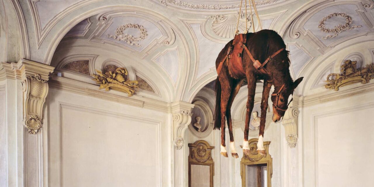 „NIGHT“ in der Neuen Nationalgalerie Berlin: Maurizio Cattelan – Die Nacht als Spiegel der Erinnerung