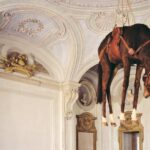 „NIGHT“ in der Neuen Nationalgalerie Berlin: Maurizio Cattelan – Die Nacht als Spiegel der Erinnerung